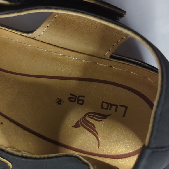 Black Lightweight Sandal - Picture 10 of 12